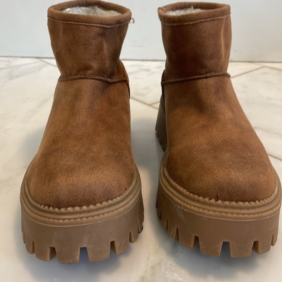 NWOT Dolce Vita, women’s 6.5, tan faux fur platform lug sole ankle booties - Picture 2 of 10